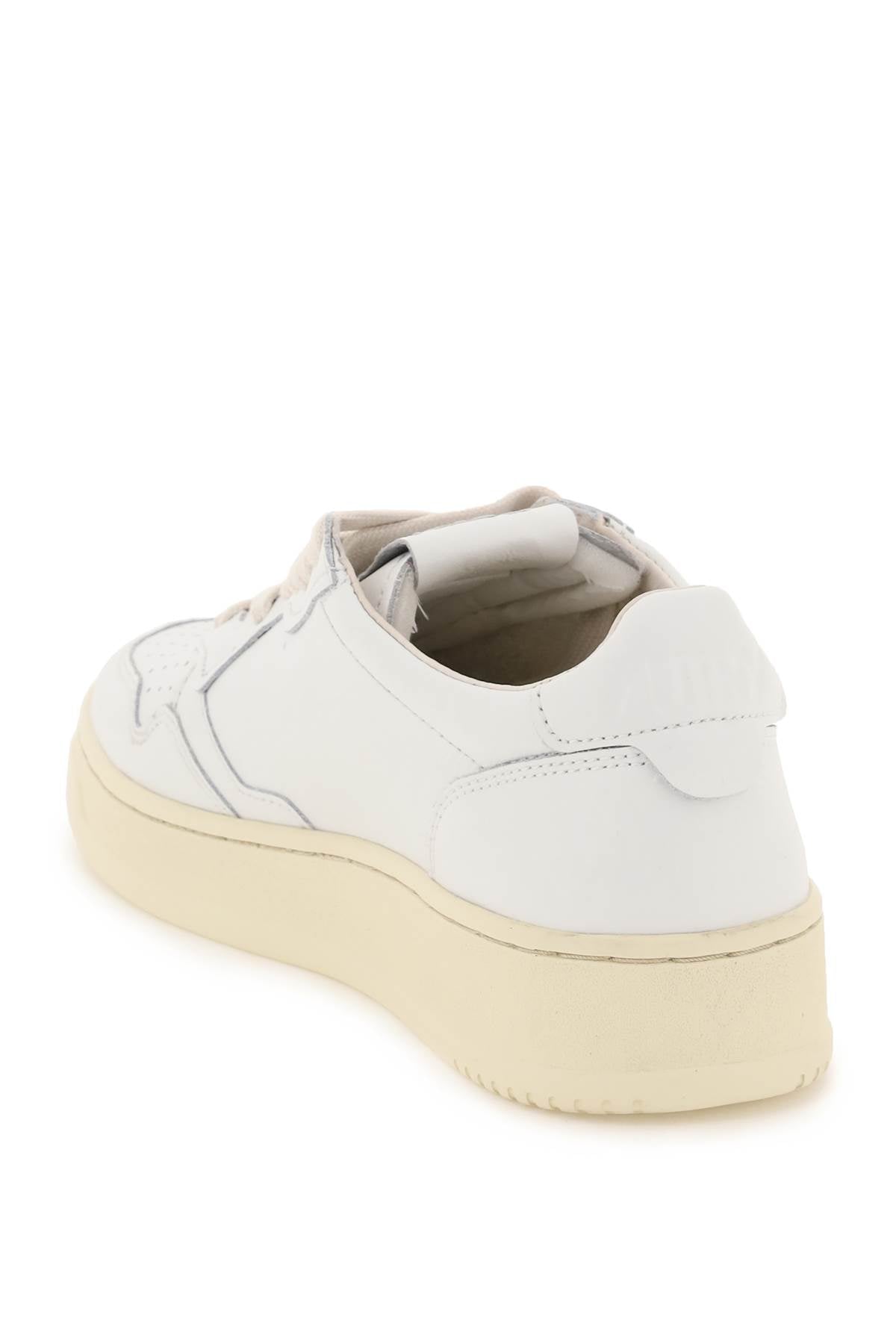 Autry leather medalist low sneakers